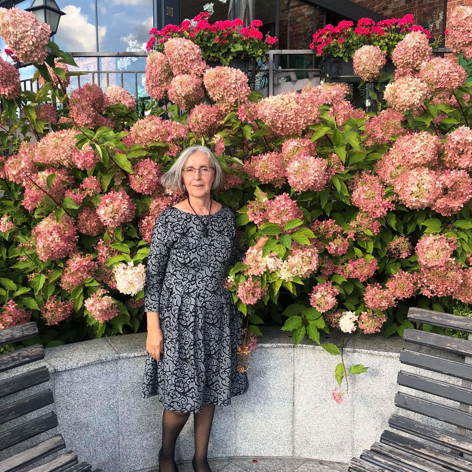 Ewa na tle różowych hortensji