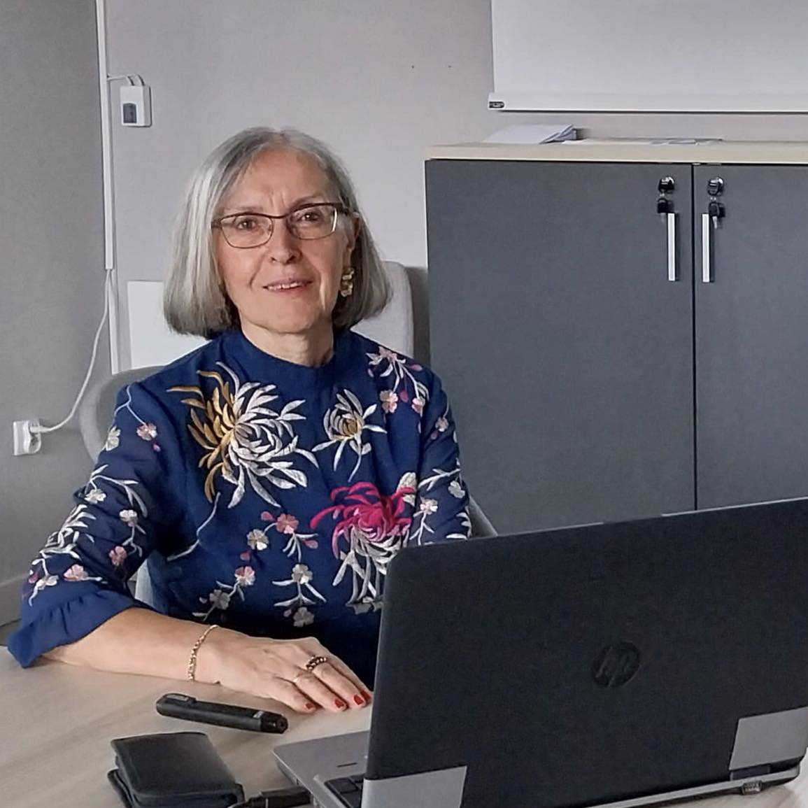 Ewa przy laptopie podczas warsztatów