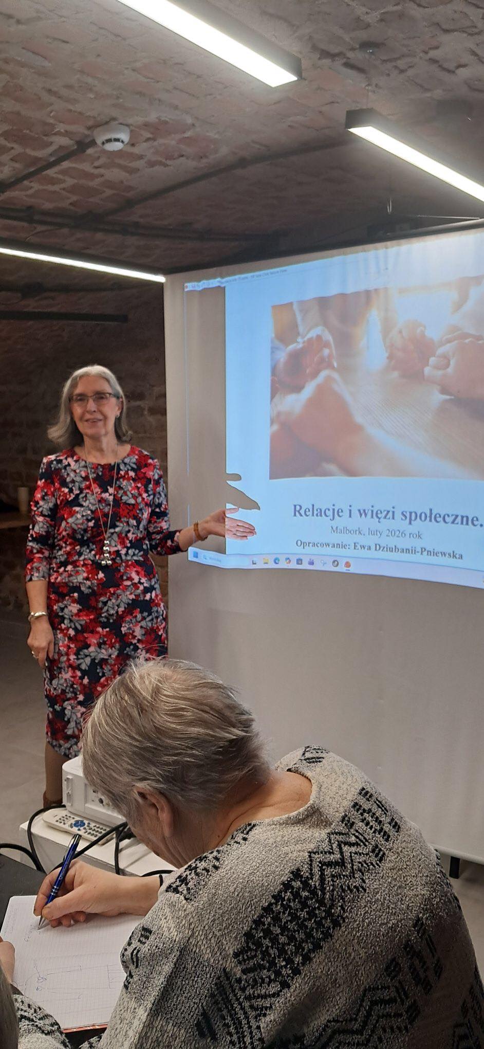 Ewa na prelekcji o relacjach w UTW Malbork